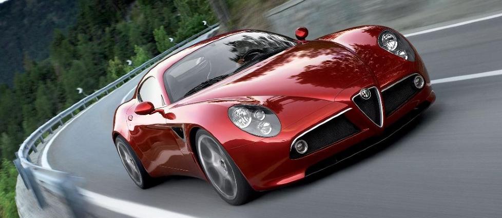 VERST: Alfa Romeo 8C er sl�ende vakker og har en ekstrem motorlyd, men er if�lge Ben Collins h�pl�s � kj�re. Foto: ALFA ROMEO