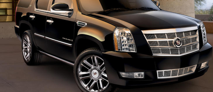 BLING-BLING: Ben Collins mener Cadillac er frekke som i det hele tatt t�r � markedsf�re Escalade som en SUV. Han mener den passer bedre til narkolangere. Foto: CADILLAC