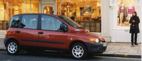 PRAKTISK: Fiat Multipla er praktisk med sine to seterader med tre seter i hver. Men Ben Collins f�lte seg ille ber�rt bak rattet. Foto: FIAT