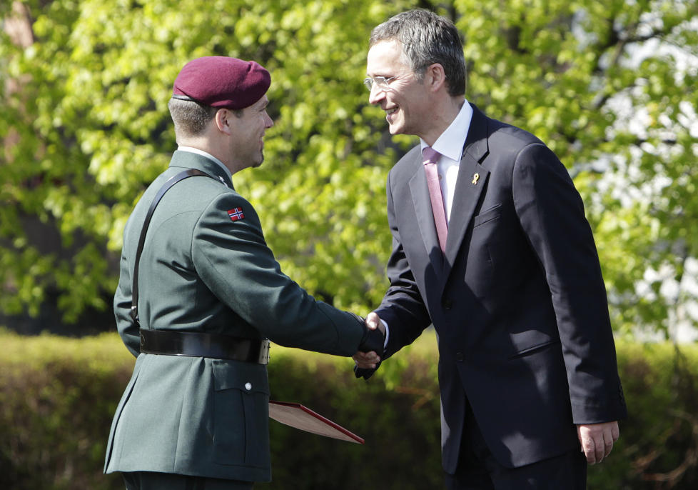 KONGEN FRAV�RENDE: Da J�rg Lian mottok Norges h�yeste utmerkelse, Krigskorset med sverd, p� Akershus festning p� frigj�ringsdagen 8. mai, var statsminister Jens Stoltenberg til stede. Det var derimot ikke kong Harald, som var bedt om � holde seg hjemme. Foto: ERLEND AAS/SCANPIX