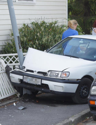 Hasardi�s biljakt endte i stolpe ved lekeplass