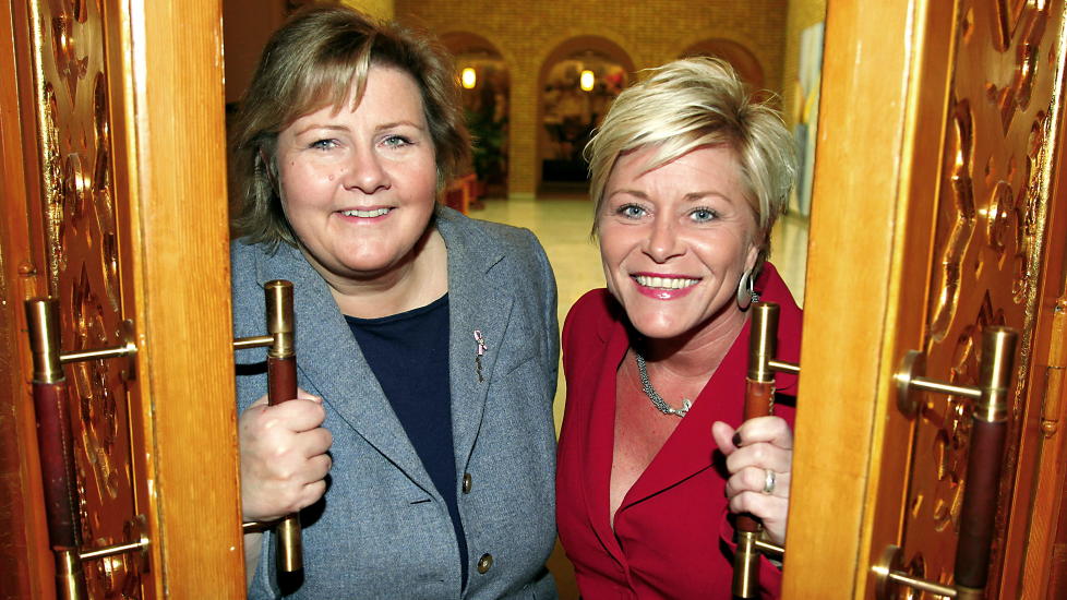 Siv Jensen og Erna Solberg sammen i Stortinget. Foto:Jacques Hvistendahl/Dagbladet)