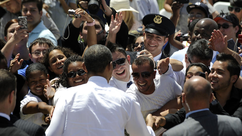 I EL PASO: Barack Obama hilste p� flere velgere i El Paso etter at han talte om innvandring og grensekontroll.  Foto: AFP PHOTO/Jewel Samad/Scanpix