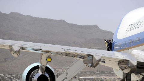 I TEXAS: Barack Obama landet i El Paso i g�r lokal tid, og reiste s� videre til Austin. Texas-guvern�r Rick Perry ville ikke m�te presidenten.  Foto: AFP PHOTO/Jewel Samad