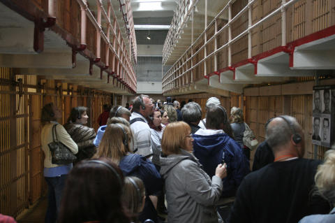  FENGSLENDE: I celleblokka i Alcatraz f�r du h�re historiene om livet bak murene og fluktfors�kene. Foto: ROBIN REISTAD FISKE