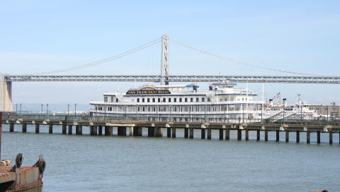 BAY BRIDGE: Langs bryggene p� vei til Pier 39 og Fisherman's Wharf har du utsikt mot Bay Bridge. Foto: ROBIN REISTAD FISKE