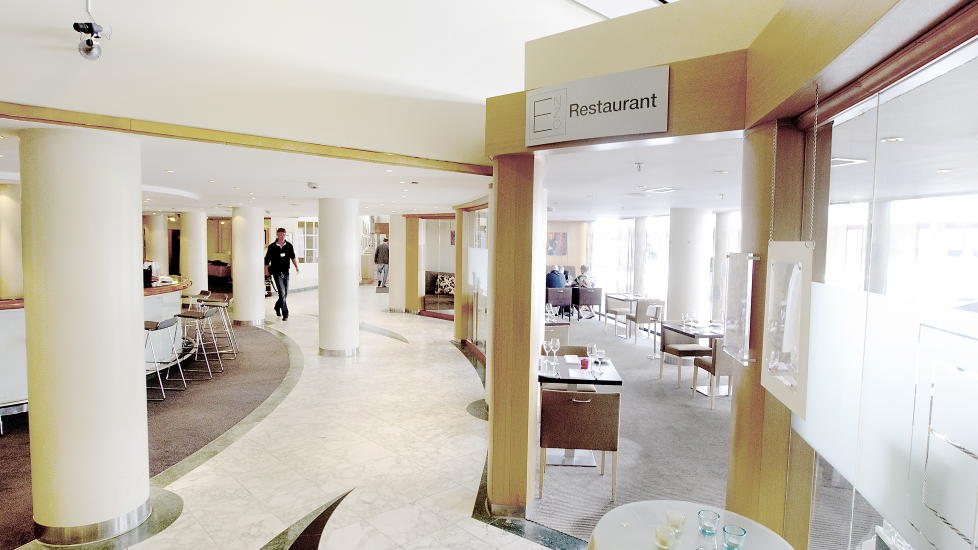 ROTTE BAK KJ�LESKAP: 2. mai s� en gjest ei rotte pile fra baren i Enzo bar og restaurant. I minst �n m�ned har Radisson-hotellet pr�vd � fange rottene p� egen h�nd uten � varsle Mattilsynet. Foto: BJ�RN LANGSEM