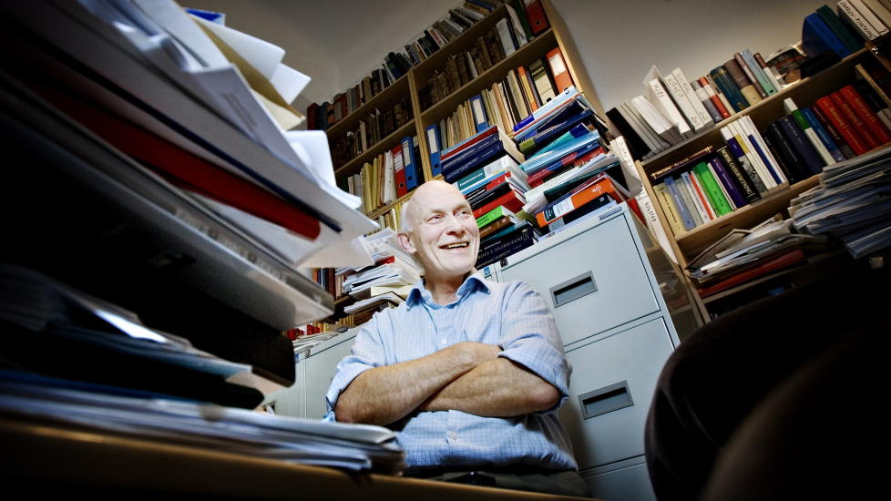 JUSPROFESSOR:  Jusprofessor Henning Jakhelln mener at if�lge Grunnloven har kongen en juridisk rett til � overrekke milit�re ordener, dersom han selv vil det.
Foto : Jon Terje Hellgren Hansen / Dagbladet