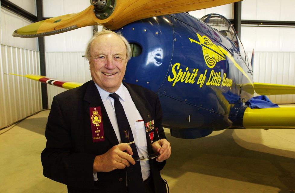 FRITTALENDE: Krigsveteran Alf R. Bjercke (89) legger lite imellom i sin karakteristikk av hvordan Stoltenberg-regjeringen har h�ndtert Krigskors-saken. Her tilbake i �Little Norway� i Canada, der b�de han og den vordende kong Harald tilbrakte store deler av krigen. Foto: ERLEND AAS/SCANPIX