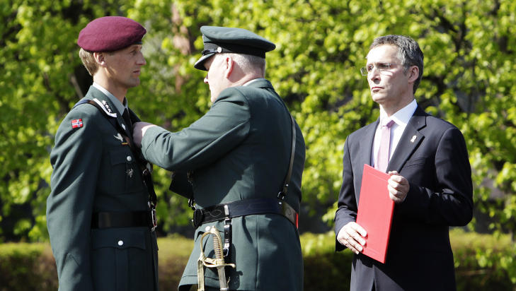 �RET: Oberst Eirik Johan Kristoffersen f�r utdelt Norges h�yeste utmerkelse, Krigskorset med sverd, p� Akershus festning 8. mai. Til stede var b�de forsvarssjef Harald Sunde og statsminister Jens Stoltenberg - men kong Harald var bedt om � holde seg hjemme. Foto: ERLEND AAS/SCANPIX