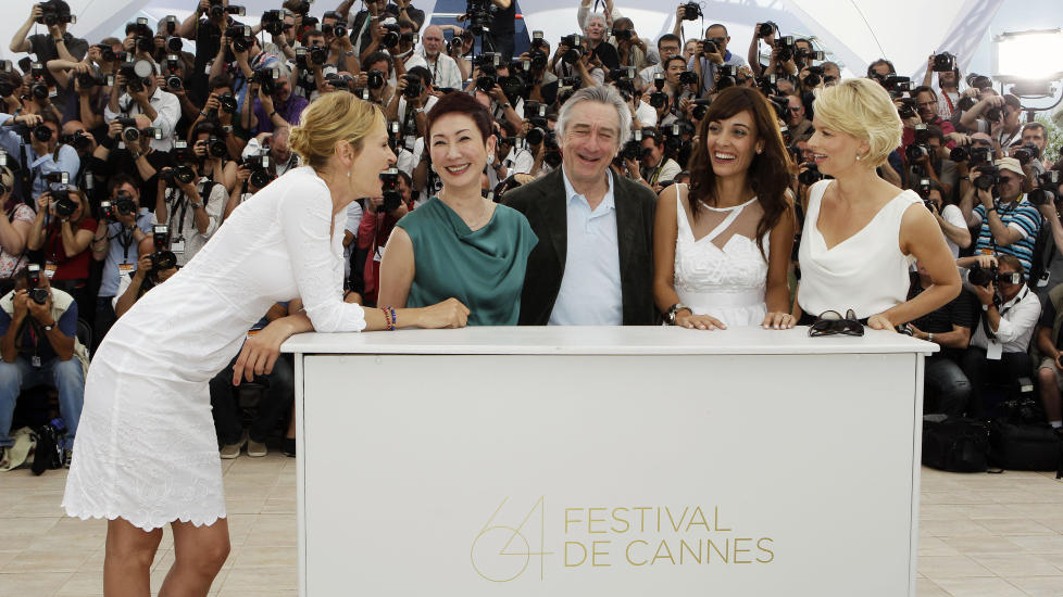  I JURYEN: Linn Ullmann (helt til venstre) er en av dommerne under �rets filmfestival i Cannes. Her sammen med noen andre av  juryens medlemmer, (f. v.) Uma Thurman, Nansun Shi, juryeformann  Robert De Niro og Martina Gusman. Foto: Lionel Cironneua/AP/Scanpix