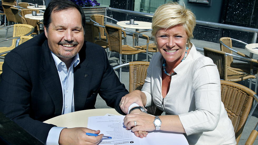 VIL G� HARDERE TIL VERKS: Frp-leder Siv Jensen og nestleder Per Arne Olsen foresl�r b�ter for kommunene og �konomisk kompensasjon til eldre som ikke f�r sykehjemsplass n�r de trenger det. Foto: Jacques Hvistendahl.