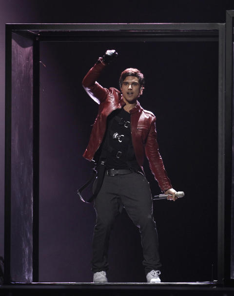 INNESTENGT: Veggene i Eric Saades glassbur knuste ikke som planlagt under artistens f�rste gjennomkj�ring p� Eurovision-scenen. Dermed ble han fange i sitt eget glassbur. Foto: REUTERS/Ina Fassbender