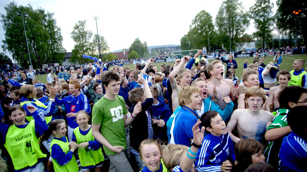 G�Y, MEN FEIL: Norsk fotball f�r sine lokale h�ytidstunder, men blir ikke bedre av at Kjels�s og andre lavbudsjettlag utenfor toppfotballen gj�r livet surt for Tippeligaklubbene. Foto: Sveinung U. Ystad, Dagbladet