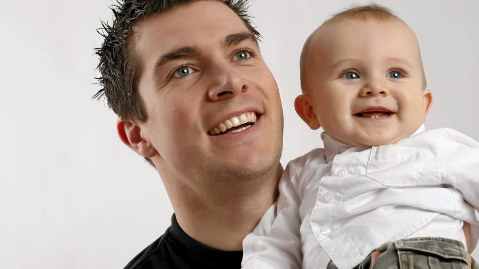F�R FLERE UKER: Fra 1. juli kan nybakte pappaer glede seg over 12 ukers fedrekvote. M�dre har bare forbeholdt ni uker, mens resten av permisjonen fordeles fritt. FOTO: Istockphoto