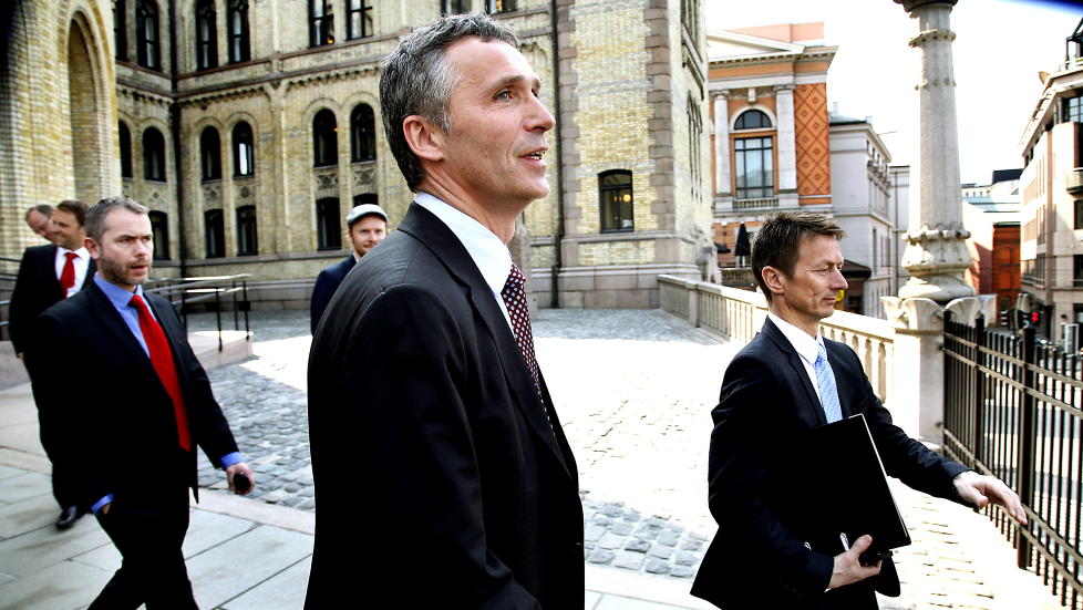 KAN BLI GRANSKET: Hele prosessen med arbeidsdelingen mellom Stoltenberg og kongen kan bli gransket. Her er statsministeren og hans r�dgivere Torbj�rn Gi�ver Eriksen (t.v) og Hans Kristian Amundsen (t.h). Foto: Jacques Hvistendahl.