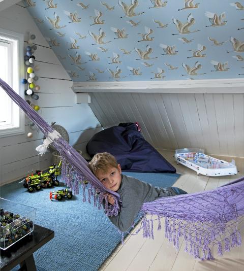 ROM FOR LEK OG GALSKAP: Den ene delen av loftet er blitt Erics favorittsted i huset. Tapetet Manuel Canovas er levert av H�dneb�, mens hengek�yen er fra Brasil. Foto: Espen Gr�nli