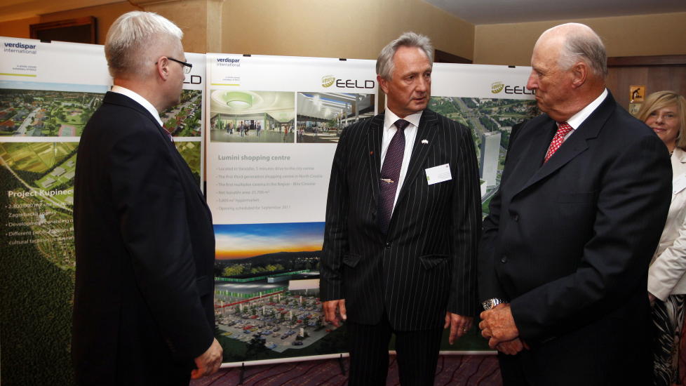 SATSER I KROATIA:  Kong Harald (f.h.), styreformann i EELD Even L�nnheim fra Kristiansund og Kroatias president Ivo Josipovic i Zagreb torsdag. Foto: Lise �serud / Scanpix