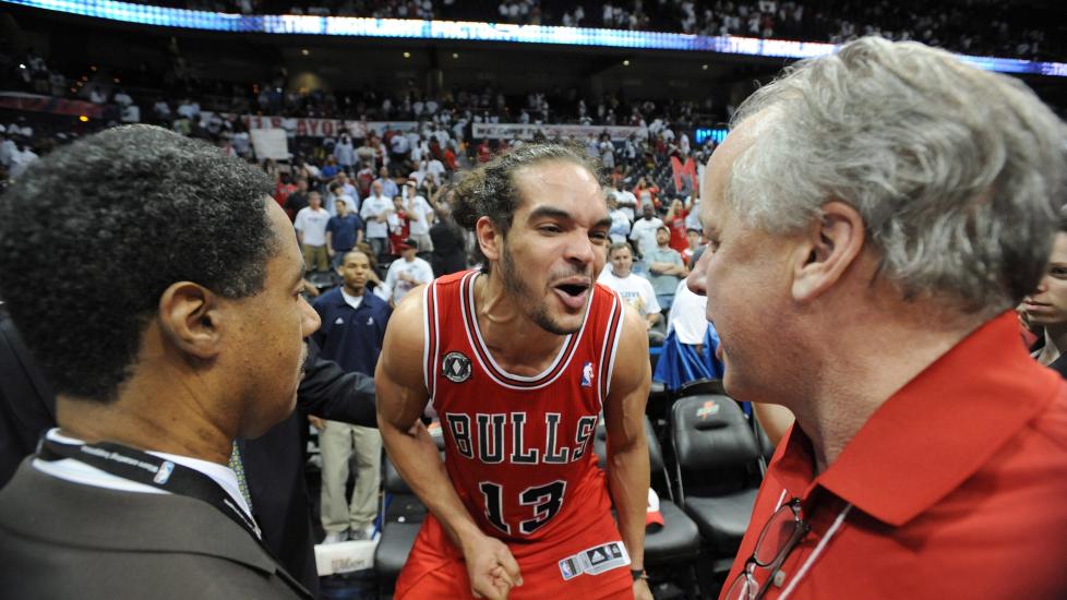 PASSE FORN�YD: Chicago Bulls-center Joakim Noah var i godt hum�r etter kampen.Foto: SCANPIX/EPA/ERIK S. LESSER