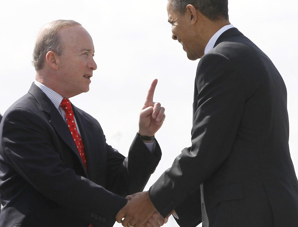 MULIGE KONKURRENTER: Da president Barack Obama ankom Indianapolis forrige fredag hilste han p� guvern�r Mitch Daniels. Foto: AP Photo/Charles Dharapak/Scanpix