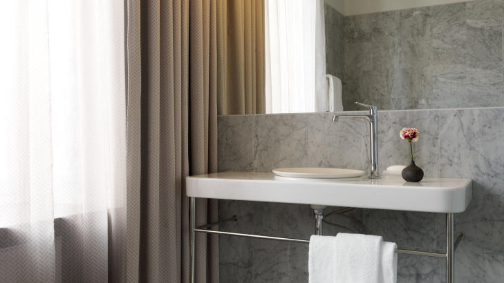 MARMOR: Det marmorbelagte baderommet, med stort badekar og eget dusjkabinett, var nesten like stort som selve rommet. Foto: LOUISE BILLGERT/NOBIS HOTEL