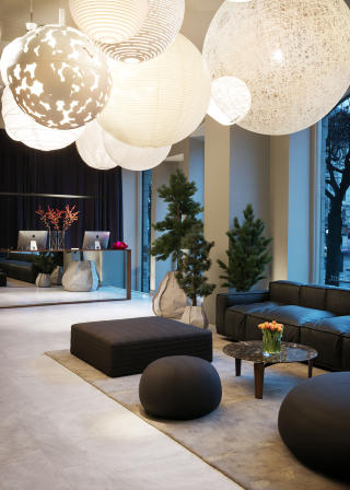 PRISVINNENDE: Nobis hotel ligger midt i sm�r�yet i den svenske hovedstaden, og byr p� utmerket service og komfortable rom i gjennomdesignet atmosf�re. Foto: LOUISE BILLGERT/NOBIS HOTEL