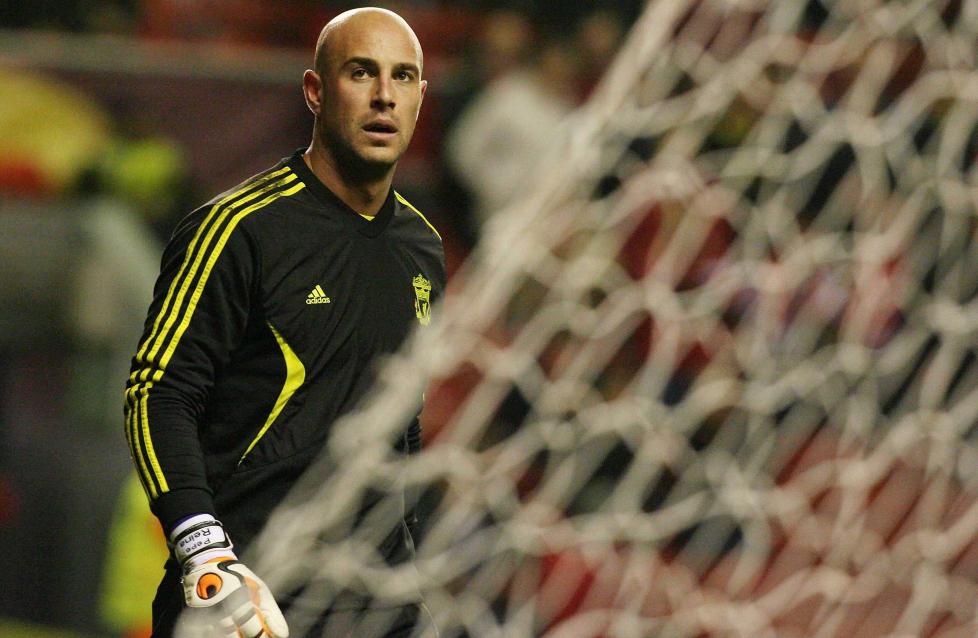 KJEMPET EN ENSOM KAMP MOT EIERNE: Pepe Reina var en av f� Liverpool-spillere som tok til orde for at Hicks og Gillett m�tte ut av klubben. Han mente budskapet ville f�tt langt st�rre gjennomslagskraft om Steven Gerrard eller Jamie Carragher hadde gjort det samme. Foto:   EPA/LINDSEY PARNABY
