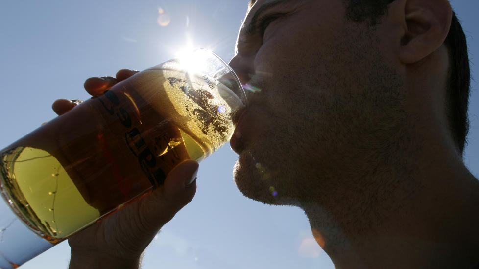 P�VIRKER DEG TIDLIG: Pass p� alkoholen i sommervarmen. 
Foto: Knut Fjeldstad / SCANPIX