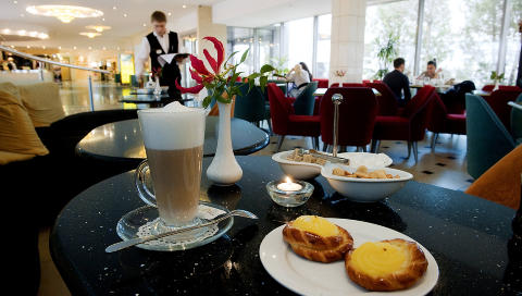 ELEGANT: Cafeen i resepsjonen er ogs� litt luksuri�s. Foto: JOHN TERJE PEDERSEN