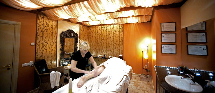 SPABEHANDLING: Alle rommene er innredet med forskjellig tema, her er det saltskrupping med duft av ingef�r og appelsin. 
Foto: JOHN TERJE PEDERSEN