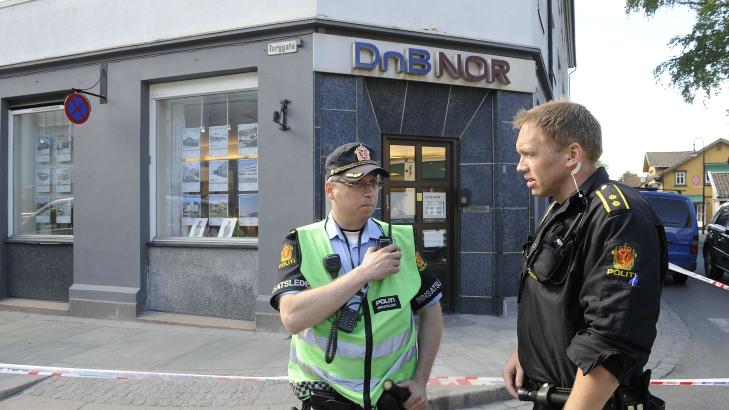 ALT TILGJENGELIG MANNSKAP:  Politiet har satt inn alt av tilgjengelig mannskap i jakten p� ransmannen, opplyser innsatsleder Svein Walle (t.v) ved Follo politidistrikt. Det er uklart hvor mye penger mannen har f�tt med seg. Foto: John T. Pedersen/Dagbladet