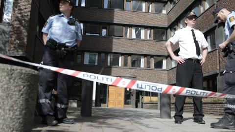 SPERRET: Inngangen til Helse- og omsorgsdepartementet i Oslo ble sperret fredag ettermiddag etter at 4 ansatte var tatt med til legesjekk etter � ha v�rt i kontakt med et hvitt, uidentifisert pulver som var kommet i et brev.
Foto: Stian Lysberg Solum / Scanpix