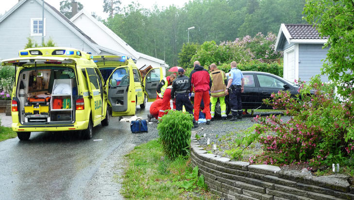 18. JUNI 2009: Ambulansepersonell jobber p� spreng for � redde Susanne Aukes liv, etter at hun ble funnet under personbilen til h�yre. Foto: TOR KEISER