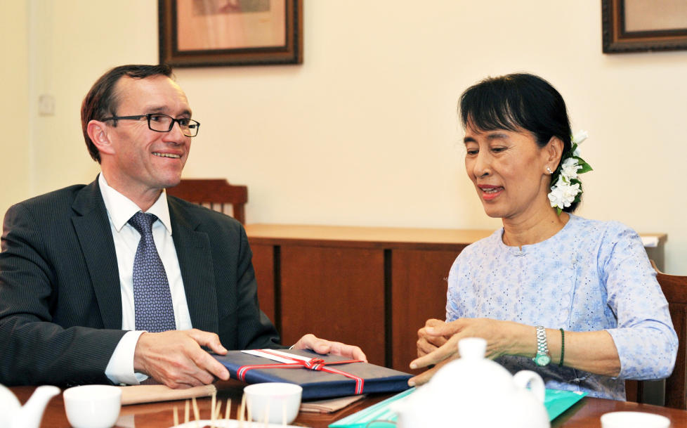 GAVE: Statssekret�r Espen Barth Eide overrakte en gave fra regjeringen til fredsprisvinner Aung San Suu Kyi under bes�ket. Foto: JOON GRANE HETLAND/SCANPIX