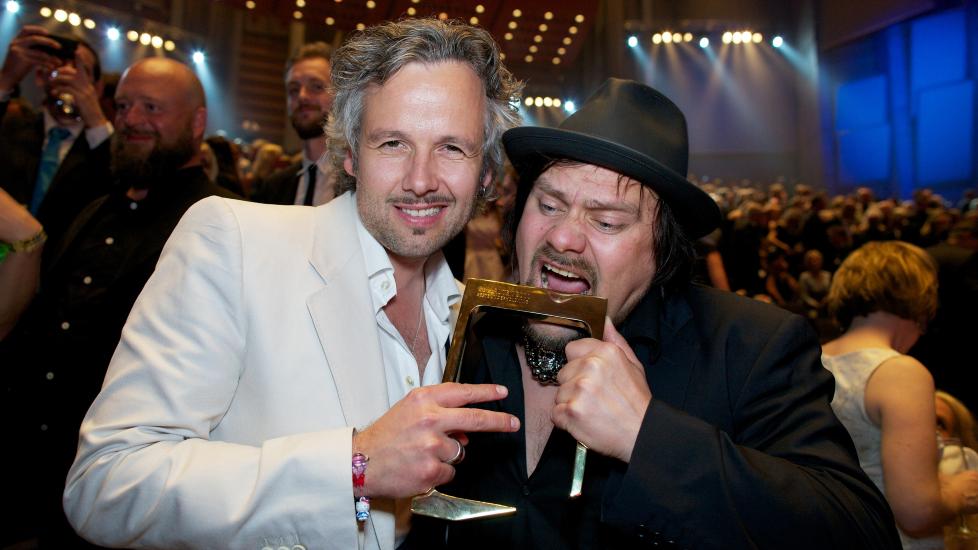 GLADE FOR PRIS:  Ari Behn og Per Heimly vant Gullruten i kategorien �rets underholdningsprogram. Foto: Eirik Helland Urke