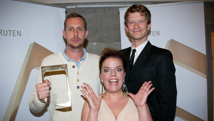 BESTE HUMORPROGRAM: �Torsdag kveld fra Nydalen� stakk av med den gjeve prisen. Else K�ss Furuseth valgte � feire uten sko. Her sammen med Morten Ramm og Odd-Magnus Williamson. Foto: Audun Braastad/Stella Pictures