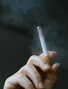 Fire av ti vil ha hjemmet som r�ykfri sone