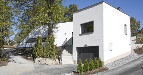 TERRASSERT: Fra det som er husets offentlige fasade g�r det en trapp opp til den mer private delen av villaen. Foto: Patrik Engquist