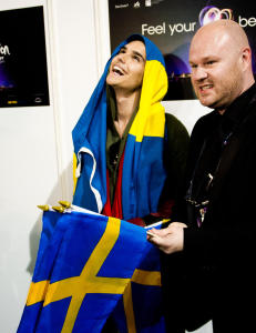 Her overfaller svensk presse Eric Saade
