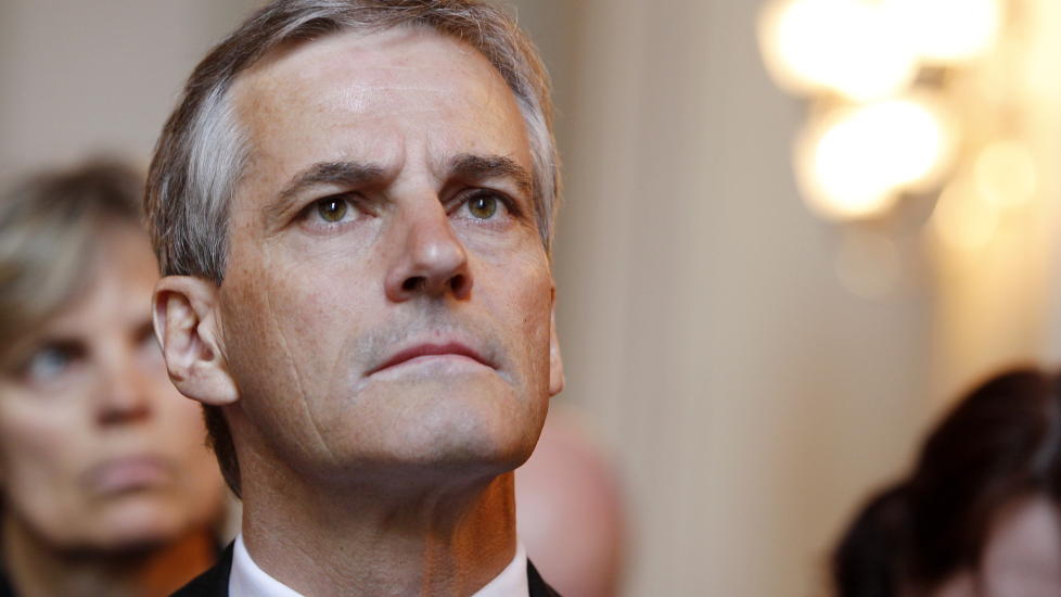  M� SI NEI:  Jonas Gahr St�re kjempet hardt for � unng� at resvervasjonsretten skulle bli tatt i bruk, men til uken m� han orientere Stortinget om nettopp dette. Foto: H�kon Mosvold Larsen / Scanpix