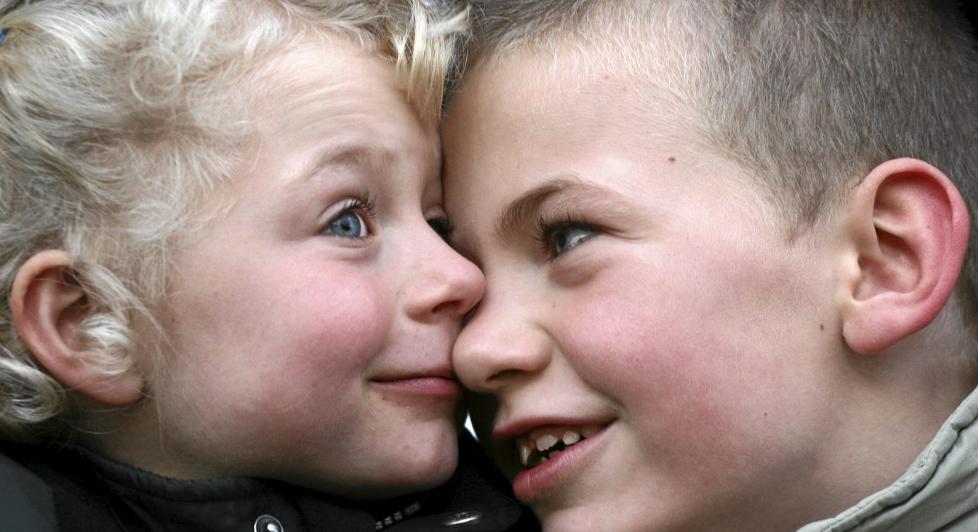 STOREBROR OG LILLES�STER: Hvor du er plassert i s�skenflokken, p�virker b�de intelligens og personlighet, if�lge forskning. Illustrasjonsfoto: Colourbox.no