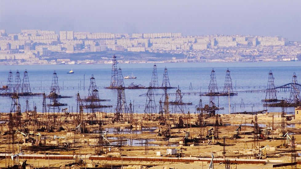 OLJERIKDOM: Oljebr�nnene s�r for hovedstaden Baku var viktige n�r ��rhundrets kontrakt� ble inng�tt mellom aserbajdsjanske myndigheter og 33 utenlandske selskaper, deriblant Statoil. Men til tross for landets store oljeinntekter lever en betydelig del av befolkningen under fattigdomsgrensen. Foto: Scanpix