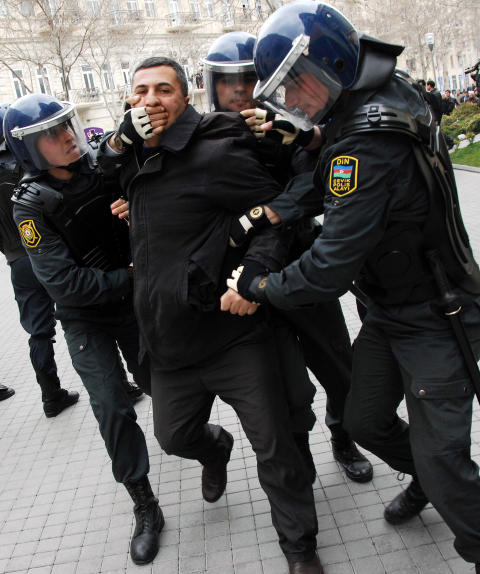 ANHOLDT: Aserbajdsjanske politimenn anholder en opposisjonell under en pro-demokrati demonstrasjon i hovedstaden Baku 2. April 201. �Regimet er repressivt og autorit�rt og bruker en rekke ulike metoder for � kontrollere og undertrykke kritiske ytringer og meninger�, heter det i en rapport fra November 2010. Foto: AFP / Scanpix