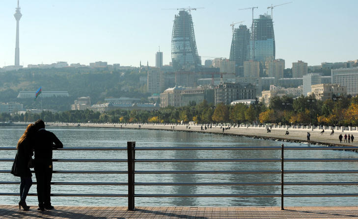 GLANSBILDET: Aserbajdsjan har hatt en enorm �konomisk utvikling de siste �rene, og hovedstaden Baku har gjennomg�tt en voldsom byggeboom, takket v�re de enorme oljeinntektene.  Foto: Vano Shlamov / AFP / Scanpix