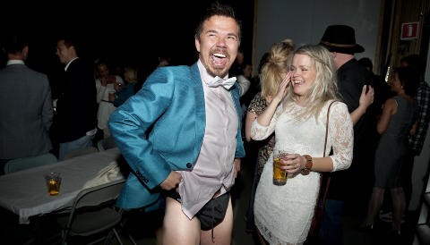 I SPEEDO: Per Arne Guttorm (37) har ingenting i mot � bli husket som �han med speedoen�. Til h�yre st�r deltakeren Julie Aas Rye (27). Foto: John T. Pedersen/Dagbladet