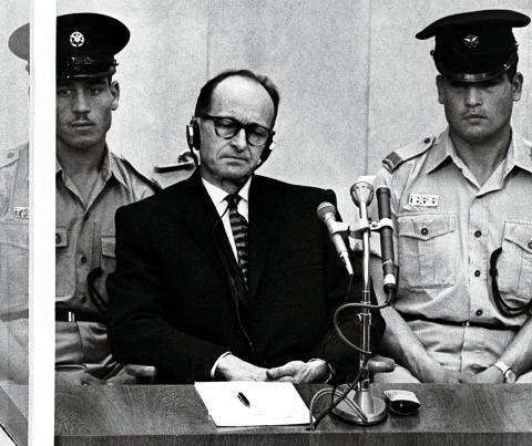 KRIGSFORBRYTER: Adolf Eichmann i retten i Jerusalem i 1961. Eichmann var en av hovedmennene bak nazistenes folkemord p� j�dene under krigen, og ble d�mt til d�den og hengt �ret etter. Under rettssaken erkl�rte han seg ikke skyldig, med henvisning til at han bare fulgte ordre. Dronning Silvias unnskyldning av farens nazisympatier ble oppfattet som en ansvarsfraskrivelse p� linje med Eichmanns. Foto: SCANPIX