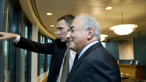 FIKK SE OSLO: Her tar statsminister Jens Stoltenberg IMF-direkt�r Dominique Strauss-Kahn med p� den sedvanlige omvisningen p� Statsministerens kontor. Her viser han fram utsikten over Oslo. 
Arkivfoto: Berit Roald / Scanpix