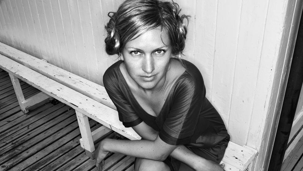 SELVBIOGRAFISK: Edy Poppy, pseudonym for Ragnhild Moe, skriver tidvis selvbiografisk i sin nye novellesamling. Foto: GYLDENDAL