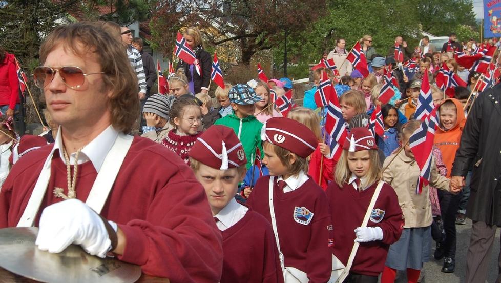 �LILLE 17. MAI�: Barnehagebarn og barn fra Grefsen skole feiret nasjonaldagen en dag p� forskudd med barnetog og korpsmusikk. Foto: Asle Hansen
