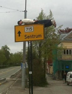 - Vi gj�r det fordi vi kjeder oss